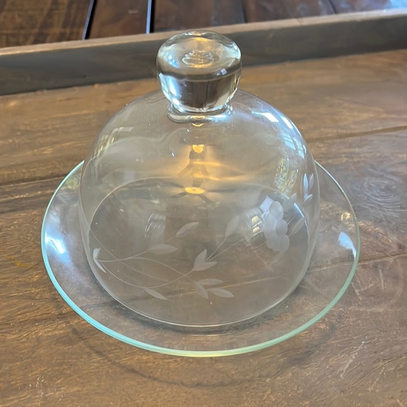 Princess House Crystal Etched butter/cheese dome dish. - Picture 1 of 2
